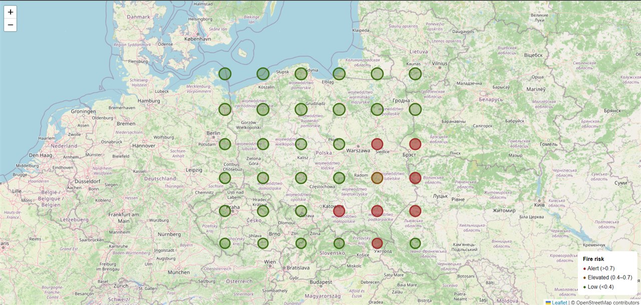 Live wildfire-risk map of Poland — green, amber and red district markers over an OpenStreetMap base